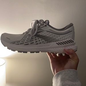 BROOKS Adrenaline Shoe - size 7